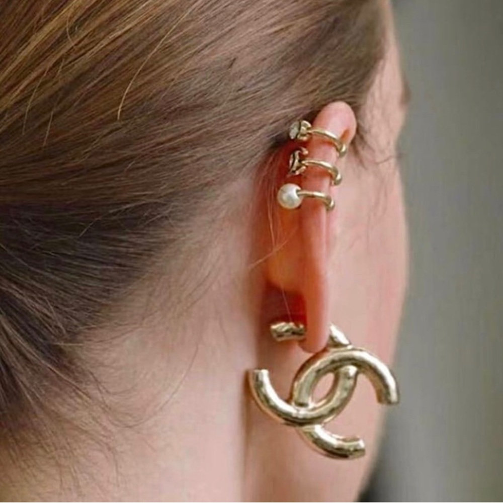 Chanel Gold Interlocking CC Logo Earrings - - Picture 4 of 9